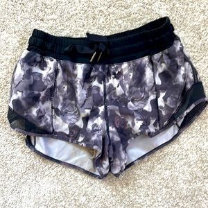 Lululemon Hottie Hot Shorts 2.5”
